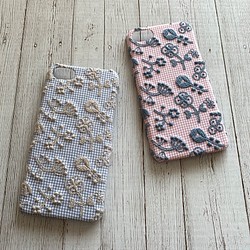 野花和方格布紋iPhone手機殼 第1張的照片
