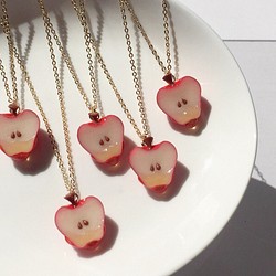 蜜かけリンゴのネックレス 1枚目の画像