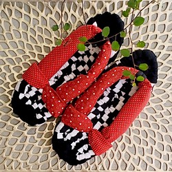 【24㎝大人用】黒＆ボーダーの草鞋＋赤ドット＆ハート柄鼻緒の布草履 1枚目の画像