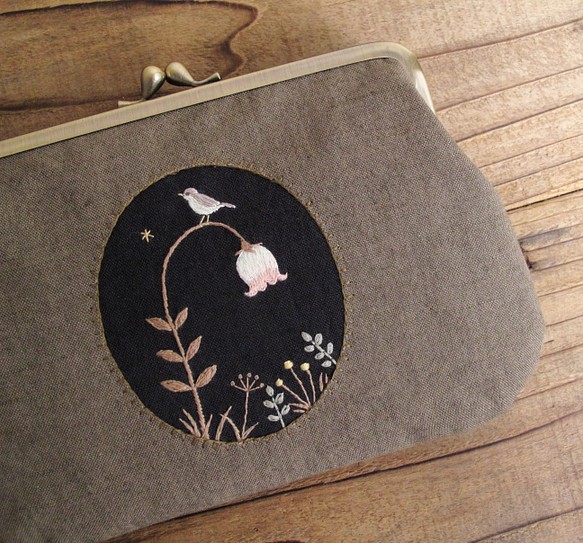 【受注製作】手刺繍がま口ポーチ『ランプ草と小鳥』（大） 1枚目の画像