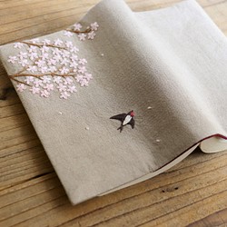【受注製作】手刺繍のブックカバー『桜とツバメ』 1枚目の画像
