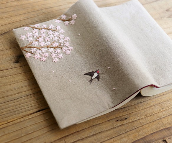 【受注製作】手刺繍のブックカバー『桜とツバメ』 1枚目の画像
