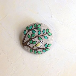 手刺繍ブローチ・ヘアゴム『樹と小鳥』【受注製作】 1枚目の画像