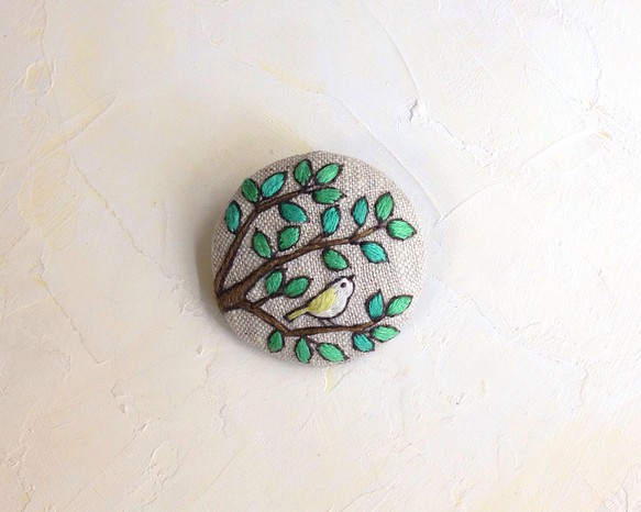 手刺繍ブローチ・ヘアゴム『樹と小鳥』【受注製作】 1枚目の画像