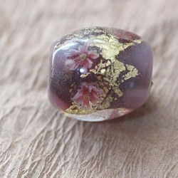 専用:紫と乳白色の玉に金箔を入れてピンクの桜を咲かせたとんぼ玉 1枚目の画像