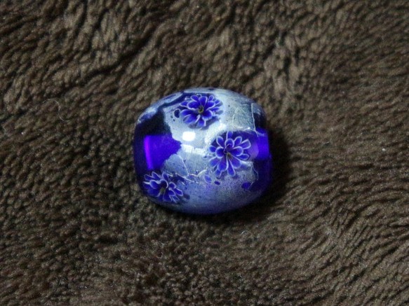 青い八重の花と銀箔のとんぼ玉 1枚目の画像