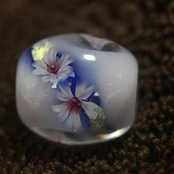 乳白色の玉に青の帯と銀、桜の花を咲かせたんぼ玉 1枚目の画像