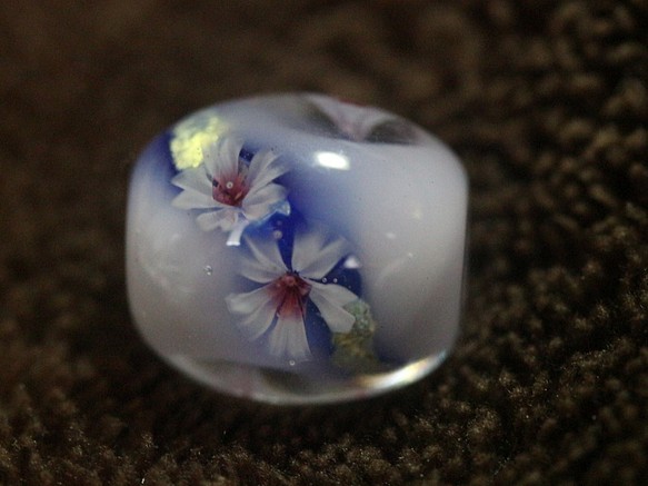 乳白色の玉に青の帯と銀、桜の花を咲かせたんぼ玉 1枚目の画像