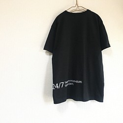 後ろ姿がおしゃれ シンプルロゴ Tシャツ ブラック ユニセックス Tシャツ カットソー 24 7graphics 通販 Creema クリーマ ハンドメイド 手作り クラフト作品の販売サイト