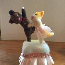 羊毛人形オルゴール　踊る猫ジュ・トゥ・ヴ 1枚目の画像