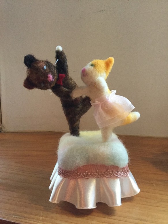 羊毛人形オルゴール　踊る猫ジュ・トゥ・ヴ 1枚目の画像