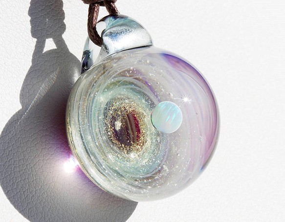 硝子仕掛けの宇宙　ガラスとんぼ玉ペンダント g-6 1枚目の画像