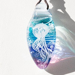 青の海のクラゲ　ガラスとんぼ玉ペンダント k-4 1枚目の画像