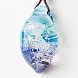 青の海のクラゲ　ガラスとんぼ玉ペンダント k-6 1枚目の画像