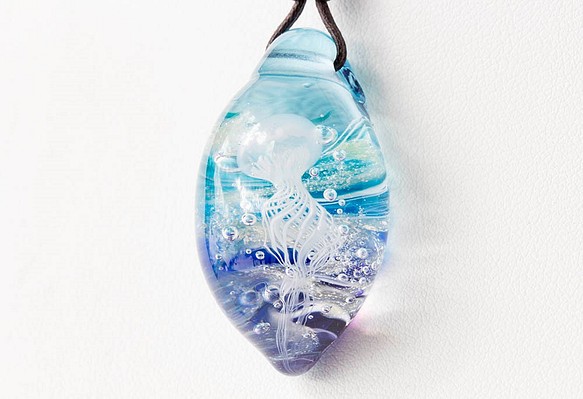 青の海のクラゲ　ガラスとんぼ玉ペンダント k-6 1枚目の画像