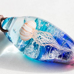 凪の海のアカクラゲ　ガラスとんぼ玉ペンダント k-5 1枚目の画像