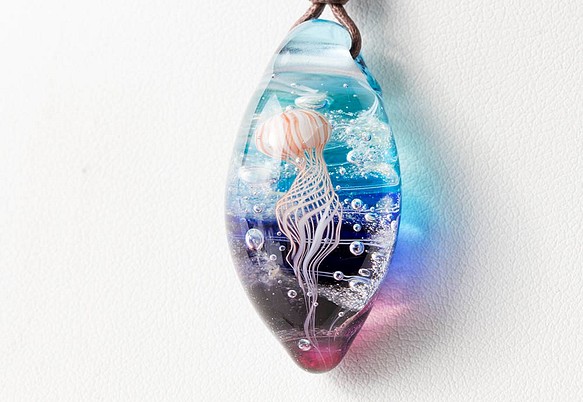 凪の海のアカクラゲ　ガラスとんぼ玉ペンダント k-10 1枚目の画像