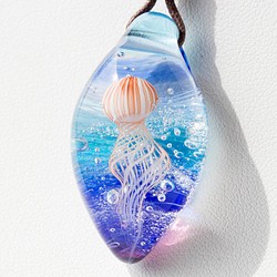 凪の海のアカクラゲ　ガラスとんぼ玉ペンダント k-1 1枚目の画像