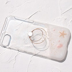 白い浜辺と月の影。　真鍮リングと小さなヒトデ、貝殻のスマホケース　(多機種対応iPhone / Android) 1枚目の画像