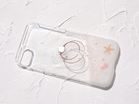 白い浜辺と月の影。　真鍮リングと小さなヒトデ、貝殻のスマホケース　(多機種対応iPhone / Android) 1枚目の画像