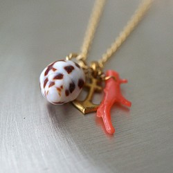 【Creema限定】[ネックレス]巻貝と珊瑚のネックレス（茶模様） 1枚目の画像