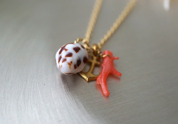 【Creema限定】[ネックレス]巻貝と珊瑚のネックレス（茶模様） 1枚目の画像