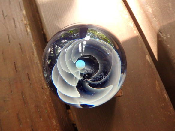ボロシリケイトガラス  宇宙玉 地球  手作り台付き 1枚目の画像