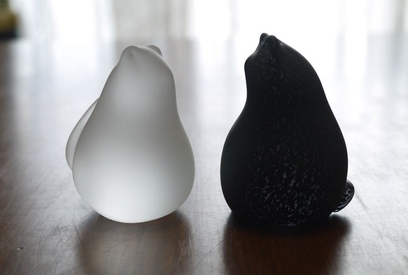 【秋の福袋】　ガラスの白猫さんと黒猫さん　ペア 1枚目の画像