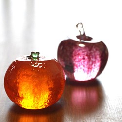 玻璃杯中的水果蘋果和橘子 第1張的照片