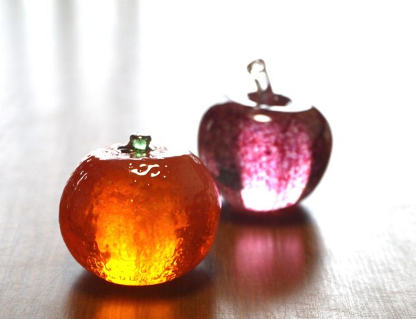 玻璃杯中的水果蘋果和橘子 第1張的照片