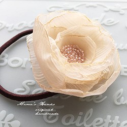 （售罄）花產生的米色珠子髮膠 第1張的照片