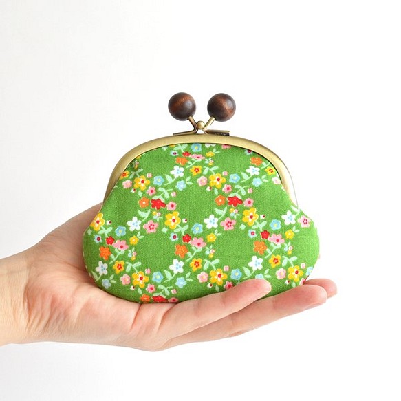 Retro floral purse with wooden balls in green (M) [581] 第1張的照片