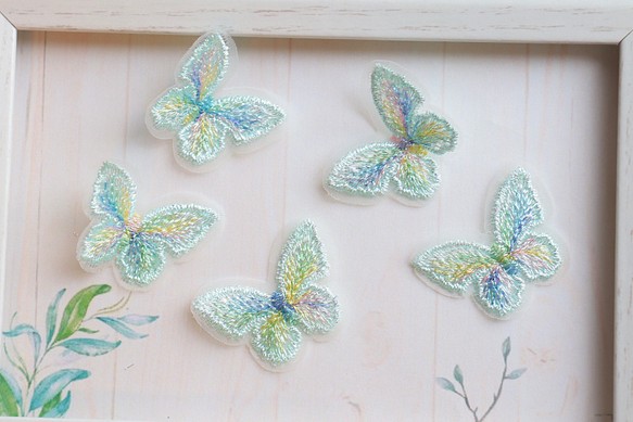8個★刺繍蝶々　蝶々素材　蝶々パーツ　グリーンレインボー 1枚目の画像