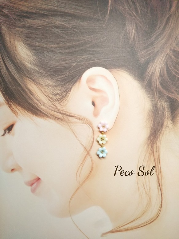 【 Peco Sol 】クレイフラワー ミニフラワーの３連ピアス☆ 1枚目の画像