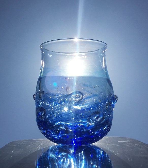 麻炭ガラス『さざなみロックグラス〜海と空の間(ヒマラヤ原種麻炭）』 1枚目の画像