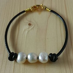 ヨーロッパ製　Leather & pearl bracelet 1枚目の画像