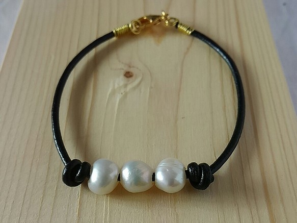 ヨーロッパ製　Leather & pearl bracelet 1枚目の画像