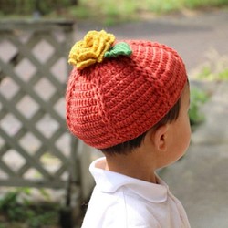 黄色の花つき　赤い小さなニット帽子（子ども用） 1枚目の画像