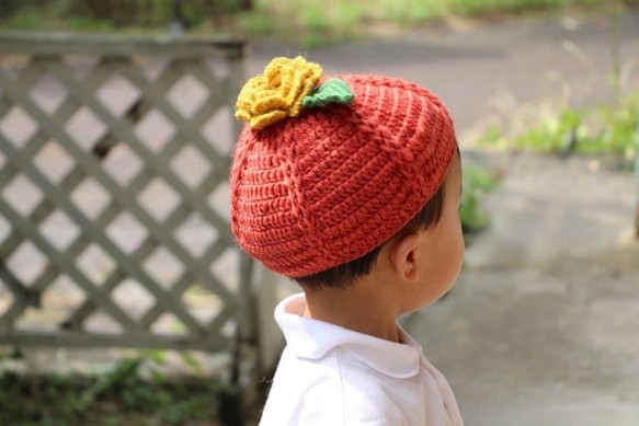 黄色の花つき　赤い小さなニット帽子（子ども用） 1枚目の画像