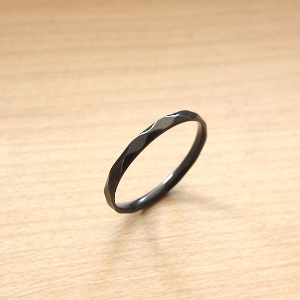 『～光沢のある輝き～』 アンティークブラック シンプル リング 指輪 ステンレス 刻印 名入れ 〈1本価格〉 1枚目の画像
