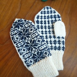 ノルディック柄の編み物ミトン　北欧テイストあったか手袋 1枚目の画像