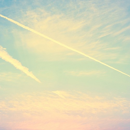 写真と暮らす 淡色の飛行機雲 パステルカラーの癒しの空 写真 グラフィック クラシコ写真店 通販 Creema クリーマ ハンドメイド 手作り クラフト作品の販売サイト