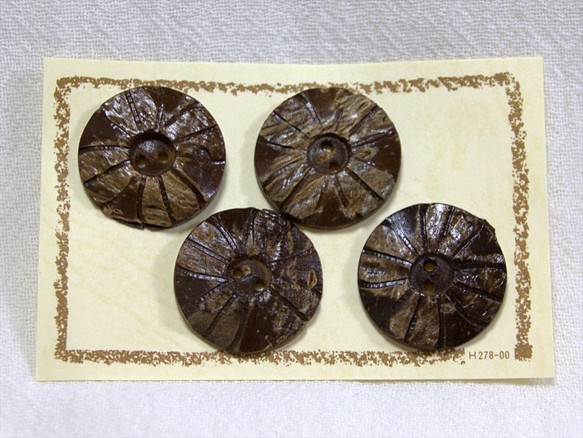 ココナッツボタン　花模様（4枚花びら）　4個セット 1枚目の画像