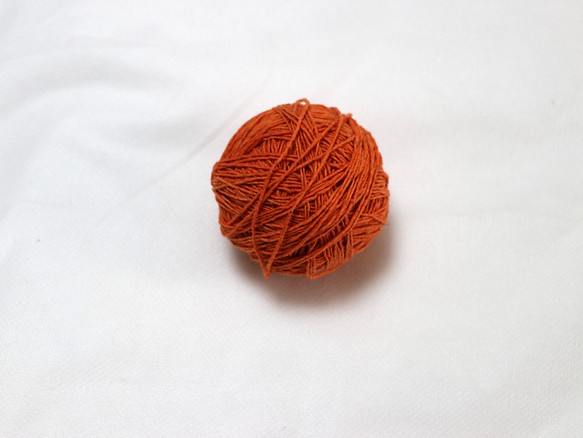 手紡ぎ草木染めコットン糸　オレンジ 1枚目の画像