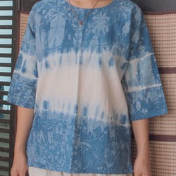 1点ものインディゴ染め（藍染）の七分袖コットンシャツ 1枚目の画像