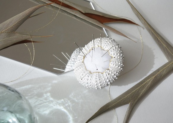 ２サイズ　ウニ ピンクッション 針山 パールホワイト sea urchin pincushion pearl white 1枚目の画像