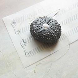２サイズ　ウニ ピンクッション 針山 黒銀 sea urchin pincushion silver 1枚目の画像