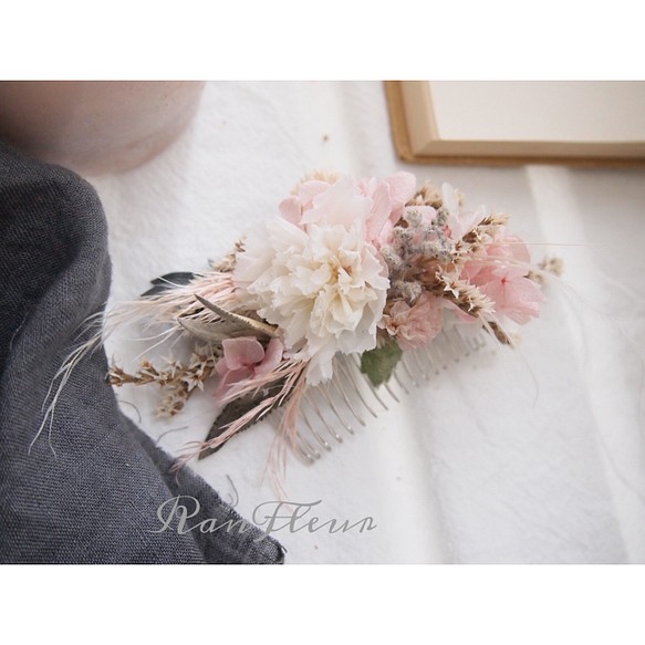 上品なホワイト×桜ピンクのヘッドドレスコーム/プリザーブドフラワー×ドライフラワーのヘアコーム小サイズ 1枚目の画像