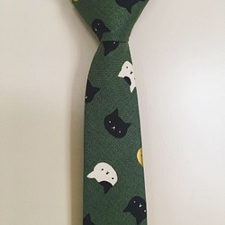 色んな猫のネクタイ(緑)《ハンドクラフトネクタイ》 1枚目の画像