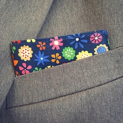 紺地カラフル花柄ポケットチーフ 1枚目の画像